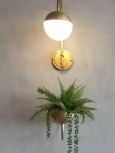 מנורה צמודת קיר