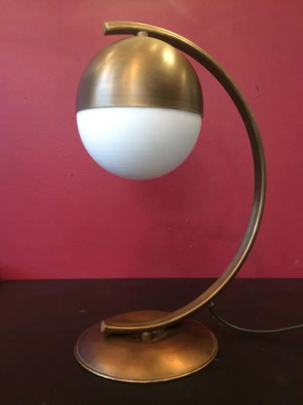 מנורת שולחן בעלת כיפת פליז