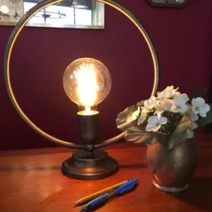 מנורת שולחן עשויה פליז