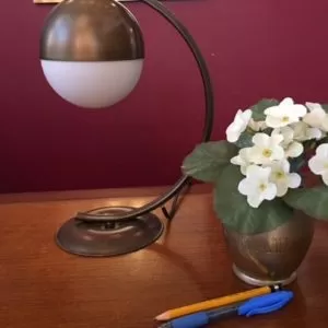 מנורת שולחן מינימליסטית