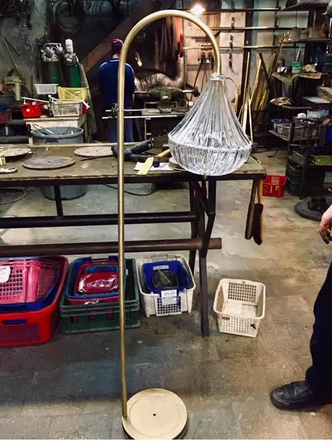 מנורה עומדת עשוייה פליז וזכוכית קריסטלית